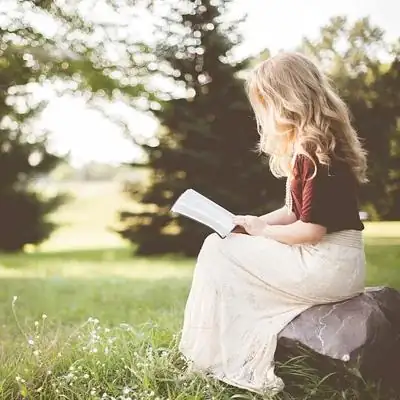 Девушка на камне аватарка ватсап