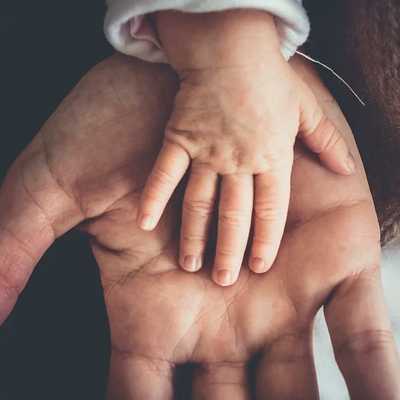 Ладони с ребенком аватарка ватсап