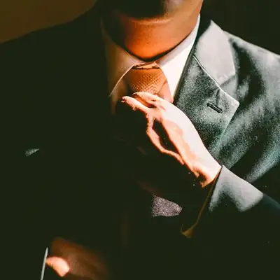 В костюме аватарка ватсап