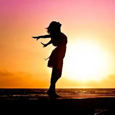 Женщина на берегу, восход аватарка инстаграм