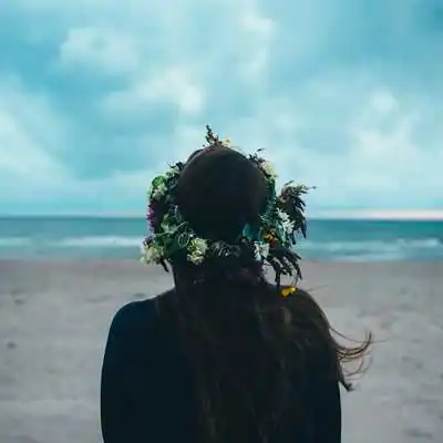 Женщина с венком на голове аватарка инстаграм