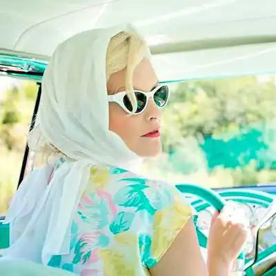 Женщина в очках в авто аватарка инстаграм